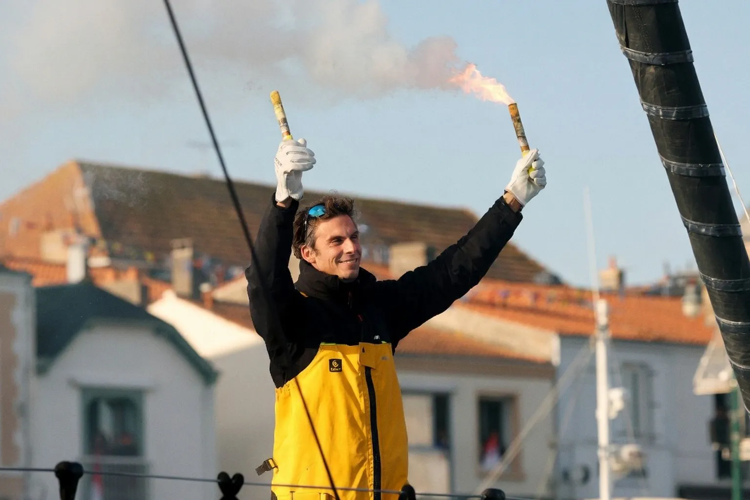 Concarneau célèbre la mémoire de Charlie Dalin lors d'un hommage maritime festif