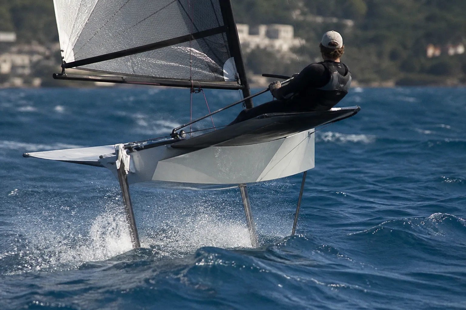 Dériveur foil : pourquoi la portance change tout en navigation