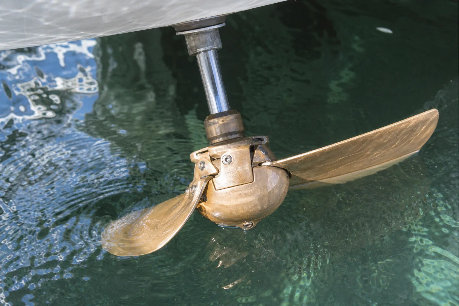Hélice repliable ou fixe : mon dilemme pour gagner en vitesse