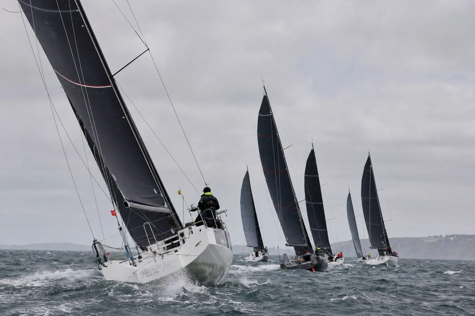 La Solitaire du Figaro face au défi du multicoque : une transition contestée