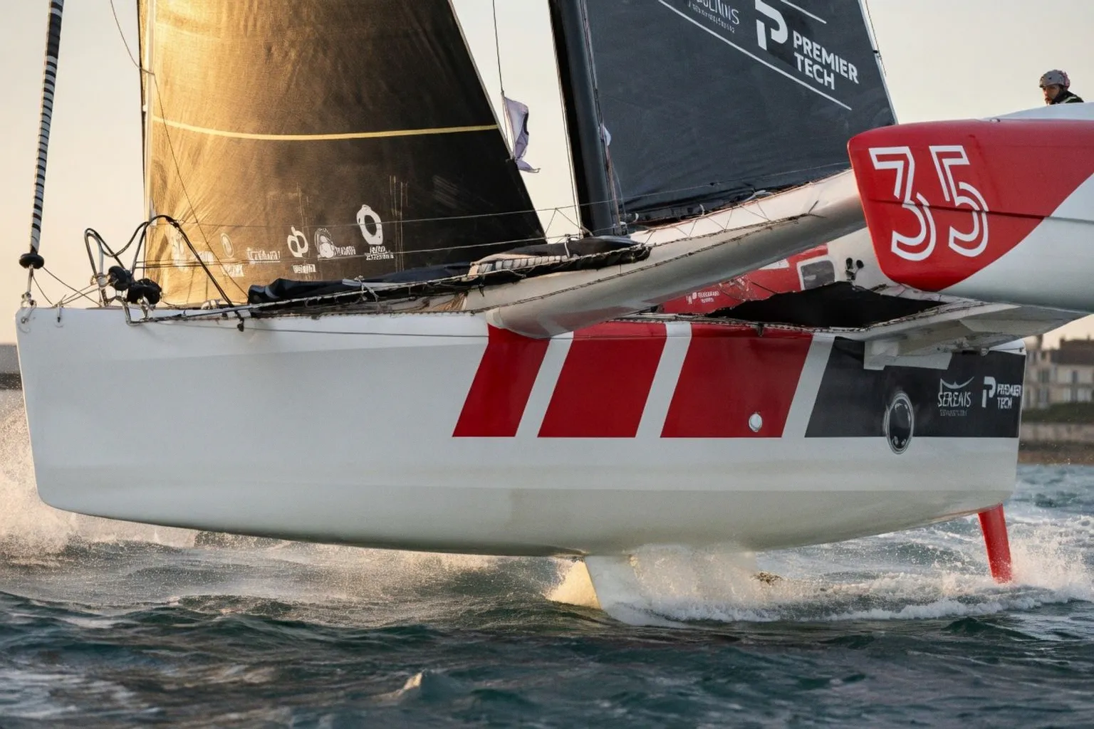 Louis Duc installe son nouveau foiler à Caen pour viser le Vendée Globe 2028